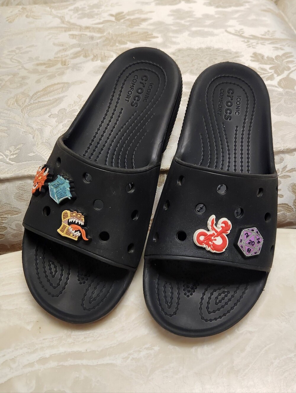 Crocs Classic Slide in Black Mens Size 10 With Dungeons & Dragons Jibbitz
